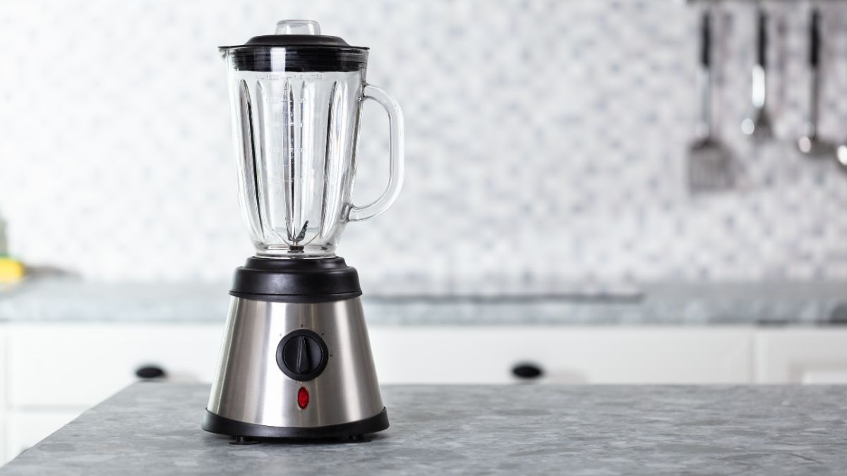liquidificador preto com inox potente e silencioso